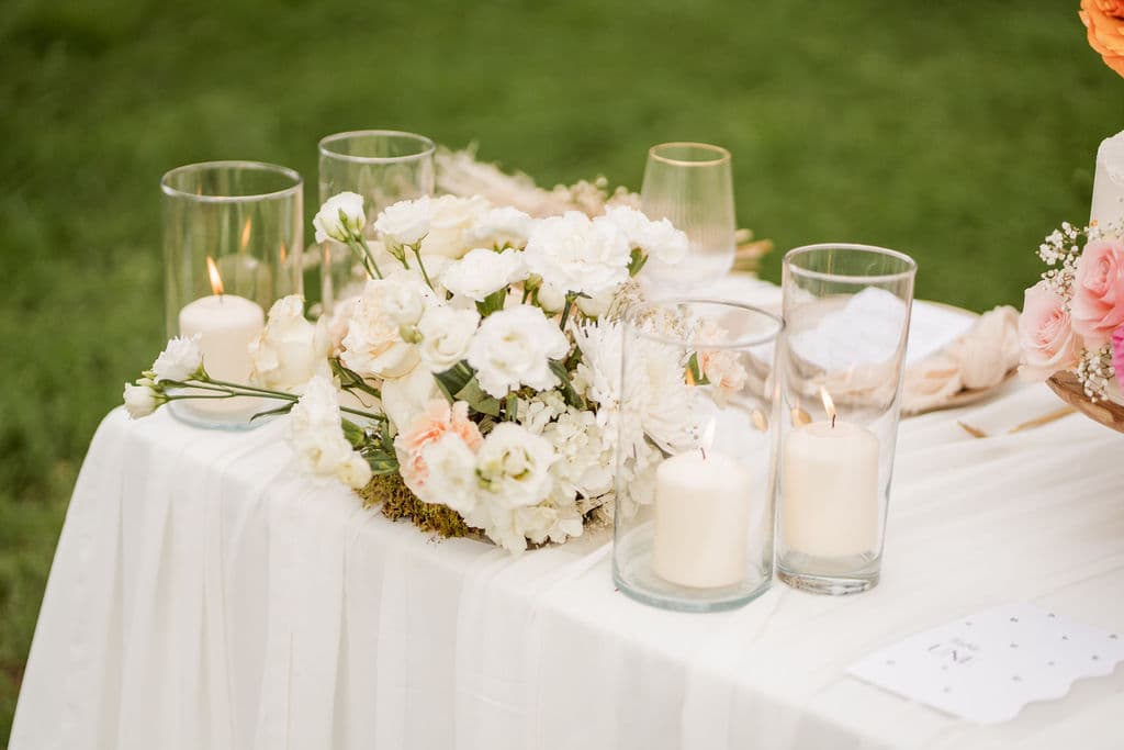 Bouquet de mariée élégant avec des fleurs de saison aux couleurs sobres