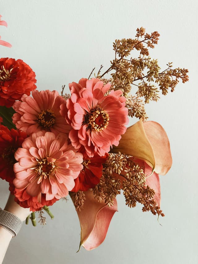 Un bouquet de fleurs de saison, livré à la fréquence de votre choix avec des créations en harmonie avec votre intérieur.