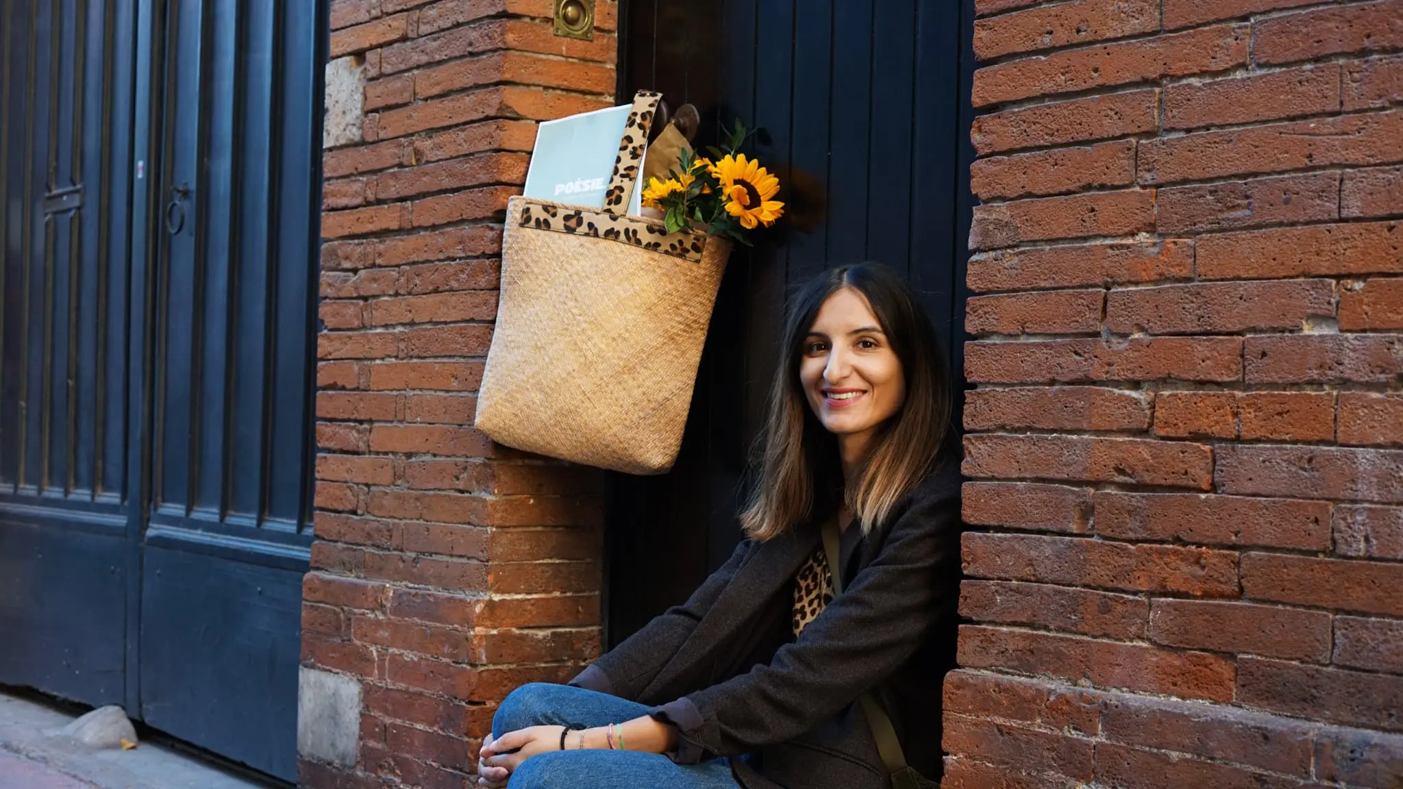 Léa Victoria avec un sac et des tournesols